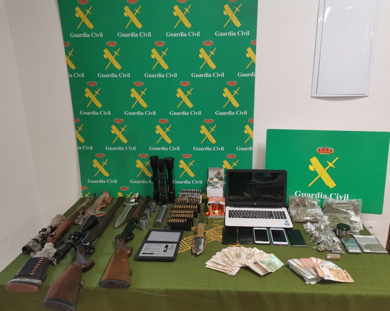 Detenidas 7 personas de un grupo criminal por robo, tráfico de drogas y tráfico de armas en Ciudad Real Detenidas 7 personas de un grupo criminal por robo, tráfico de drogas y tráfico de armas en Ciudad Real
