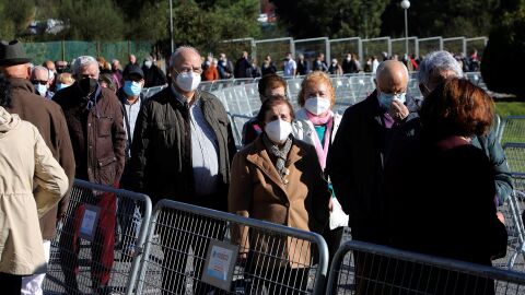 Colas ante un centro de vacunaci&oacute;n. / Efe