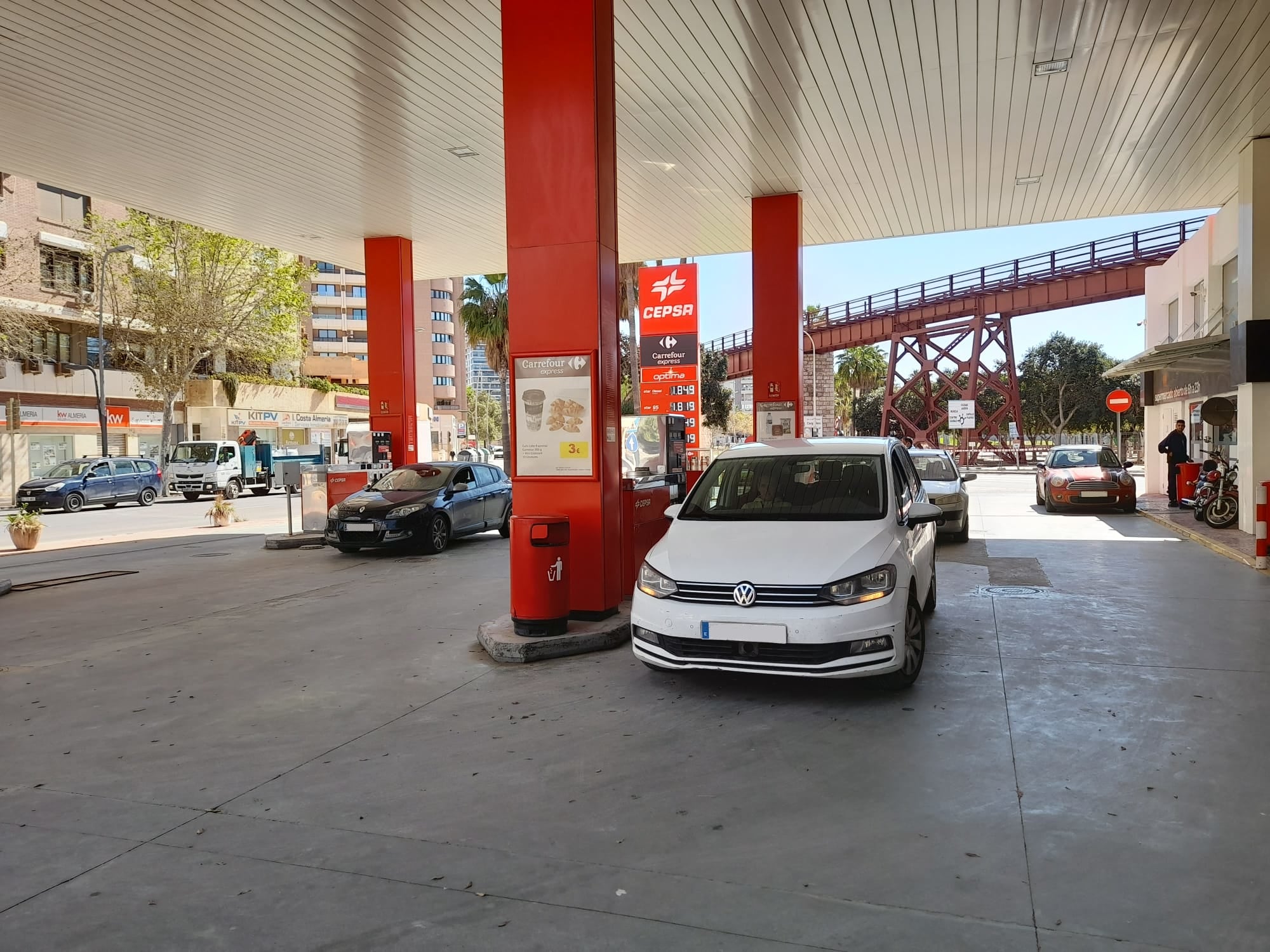 Así viven las gasolineras almerienses el primer día del descuento en el precio de los combustibles Así viven las gasolineras almerienses el primer día del descuento en el precio de los combustibles