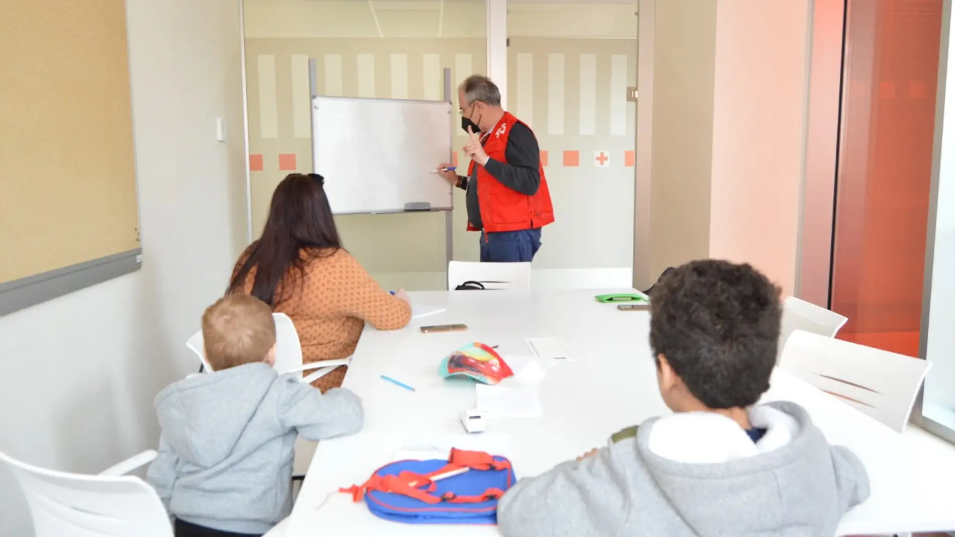 Voluntarios de Cruz Roja dan clases de español. 