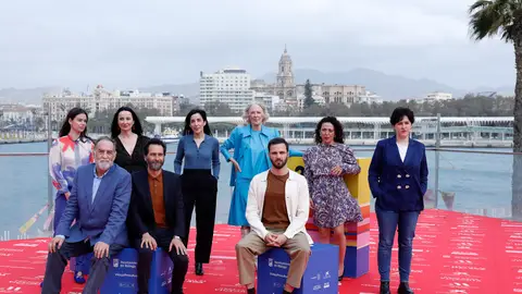 Marisa Fernández Armenteros junto al equipo de 'Cinco Lobitos' En el photocall del Festival de Málaga