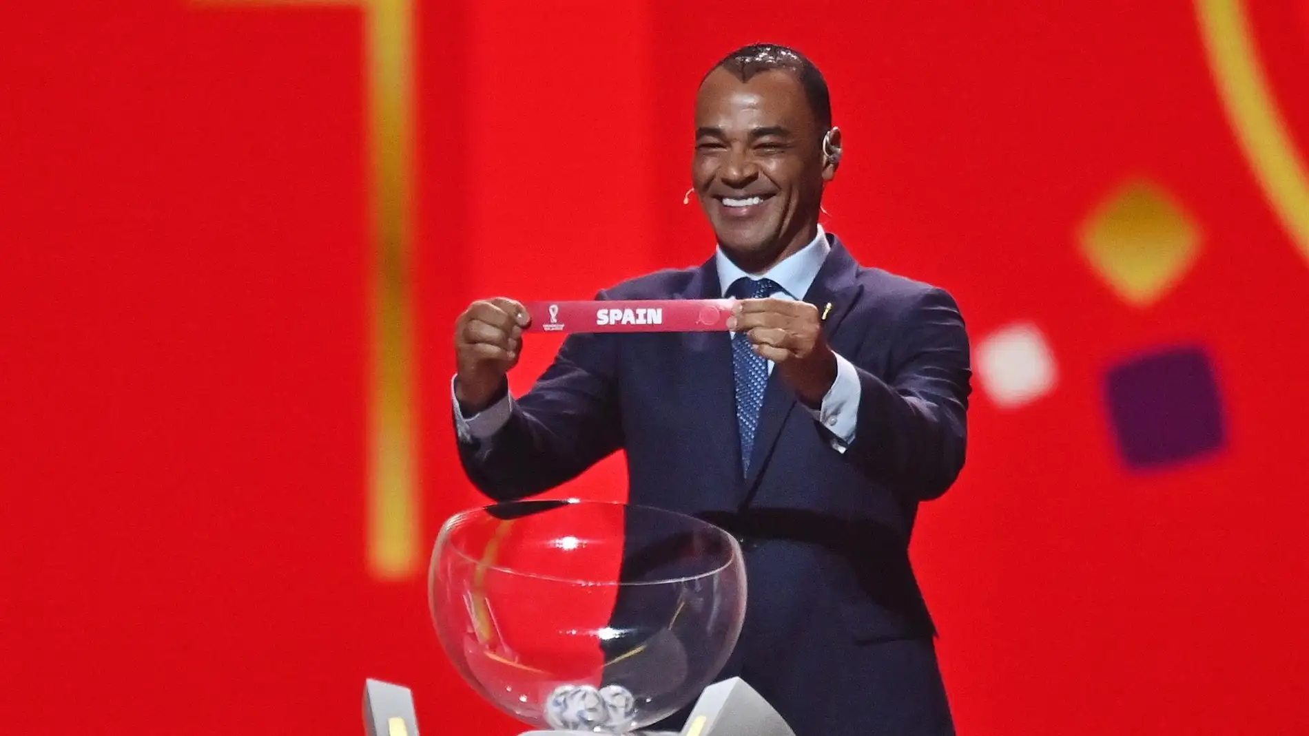 Cafú enseña el nombre de España en el sorteo del Mundial de Catar 2022