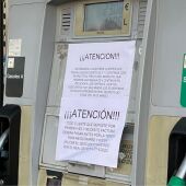 Cartel anunciando la bajada de carburante en una gasolinera