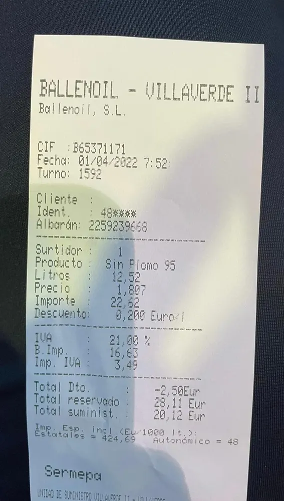 Una factura al repostar en una gasolinera que refleja el descuento de 20 céntimos por litro.