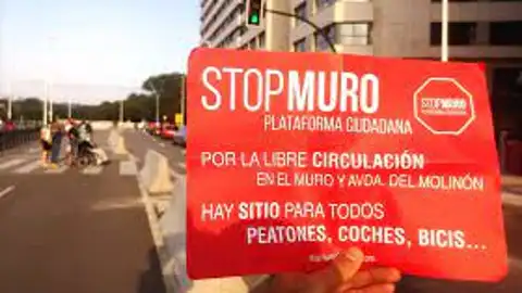 Cartel de protesta de la Asoacición 'Stop Muro' Cartel de protesta de la Asoacición 'Stop Muro'