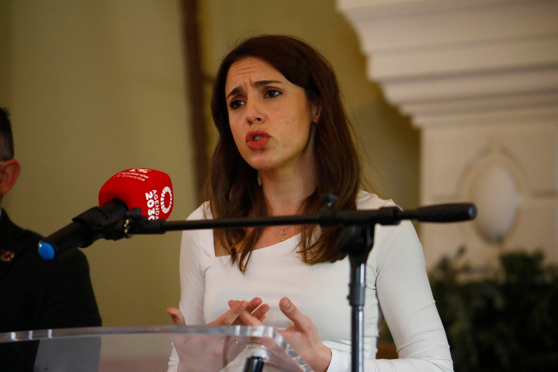 El juez cita a declarar a la extrabajadora de prensa de Podemos que podría haber cuidado de los hijos de Montero El juez cita a declarar a la extrabajadora de prensa de Podemos que podría haber cuidado de los hijos de Montero