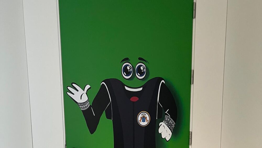 Puerta de acceso a la sala donde aparece 'Togui', la mascota del juzgado Puerta de acceso a la sala donde aparece 'Togui', la mascota del juzgado