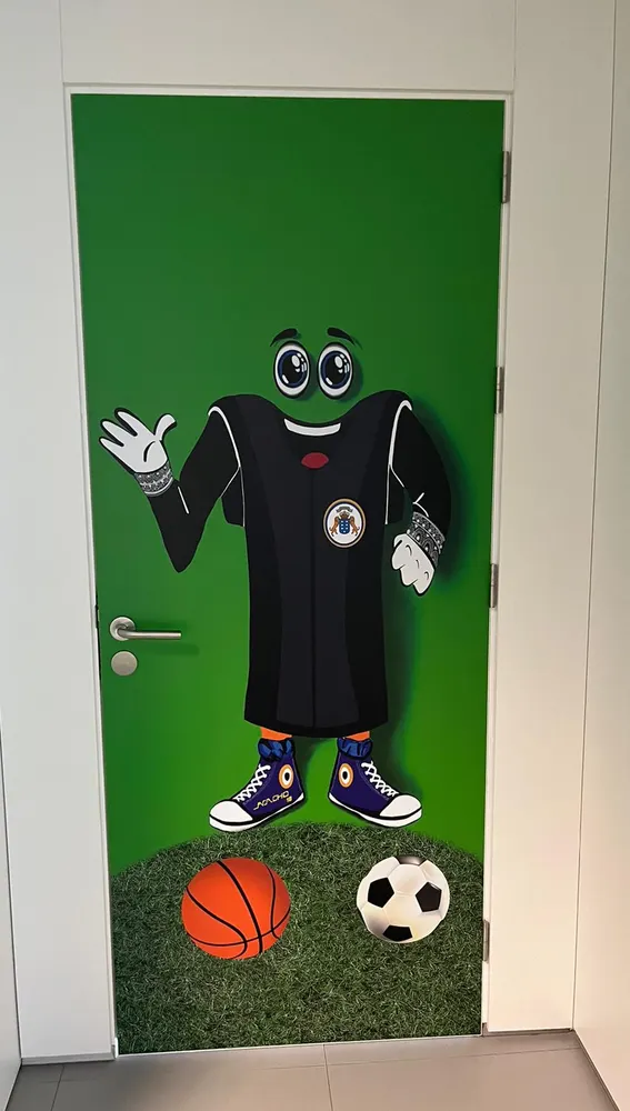 Puerta de acceso a la sala donde aparece 'Togui', la mascota del juzgado Puerta de acceso a la sala donde aparece 'Togui', la mascota del juzgado