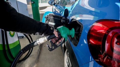 Una persona pone gasolina en una gasolinera el día en que ha entrado en vigor la rebaja de 20 céntimos en el litro de la gasolina, a 1 de abril de 2022. 