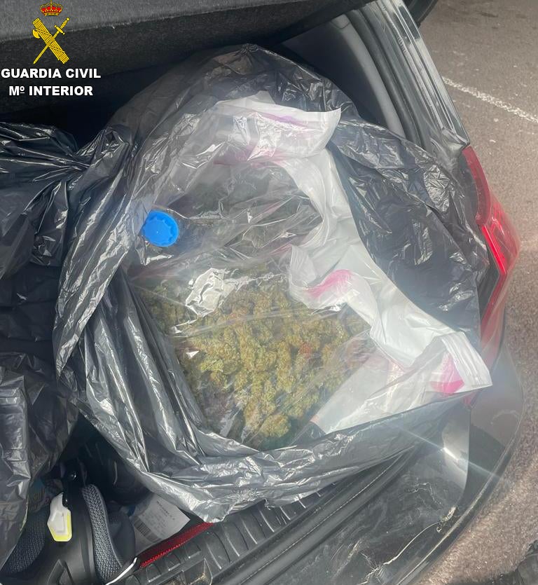 Detenido en un área de servicio de la AP-7 cuando transportaba casi 9 kilos de marihuana Detenido en un área de servicio de la AP-7 cuando transportaba casi 9 kilos de marihuana