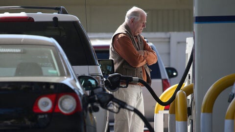 Imagen de archivo de un hombre echando gasolina en una gasolinera