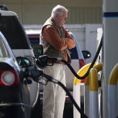 Imagen de archivo de un hombre echando gasolina en una gasolinera