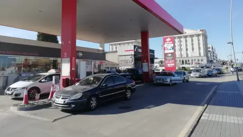 Les gasolineres viuen llargues cues de vehicles Les gasolineres viuen llargues cues de vehicles