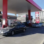 Les gasolineres viuen llargues cues de vehicles