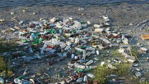 botellas de plástico abandonadas botellas de plástico abandonadas