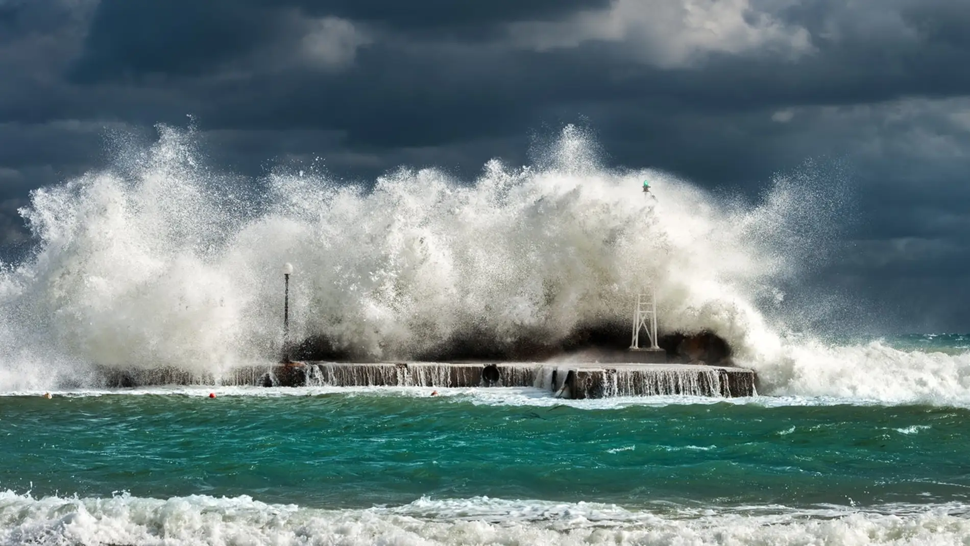 ¿Meteotsunami? La AEMET lanza una alerta por fenómenos costeros con olas de hasta 10 metros