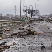 El cadáver de un hombre yace en una carretera de la localidad ucraniana de Bucha, cerca de Kiev El cadáver de un hombre yace en una carretera de la localidad ucraniana de Bucha, cerca de Kiev