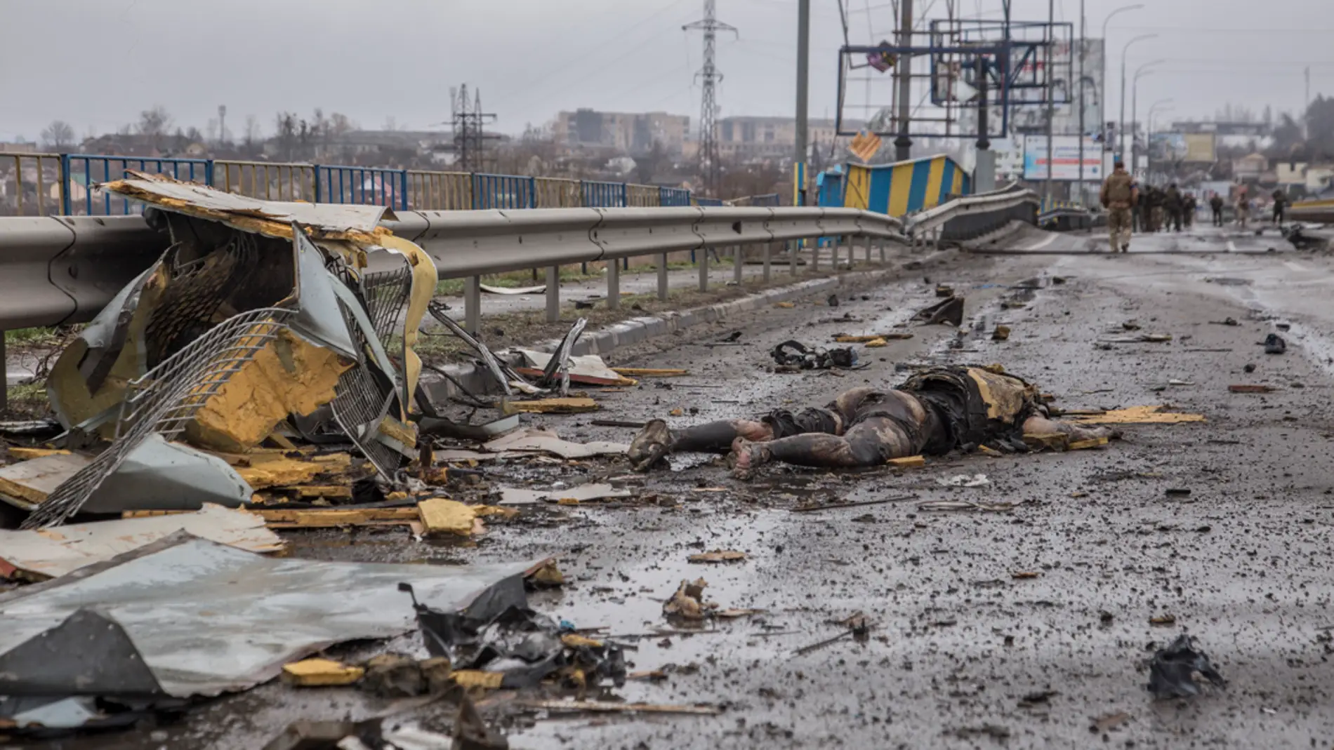 El cadáver de un hombre yace en una carretera de la localidad ucraniana de Bucha, cerca de Kiev