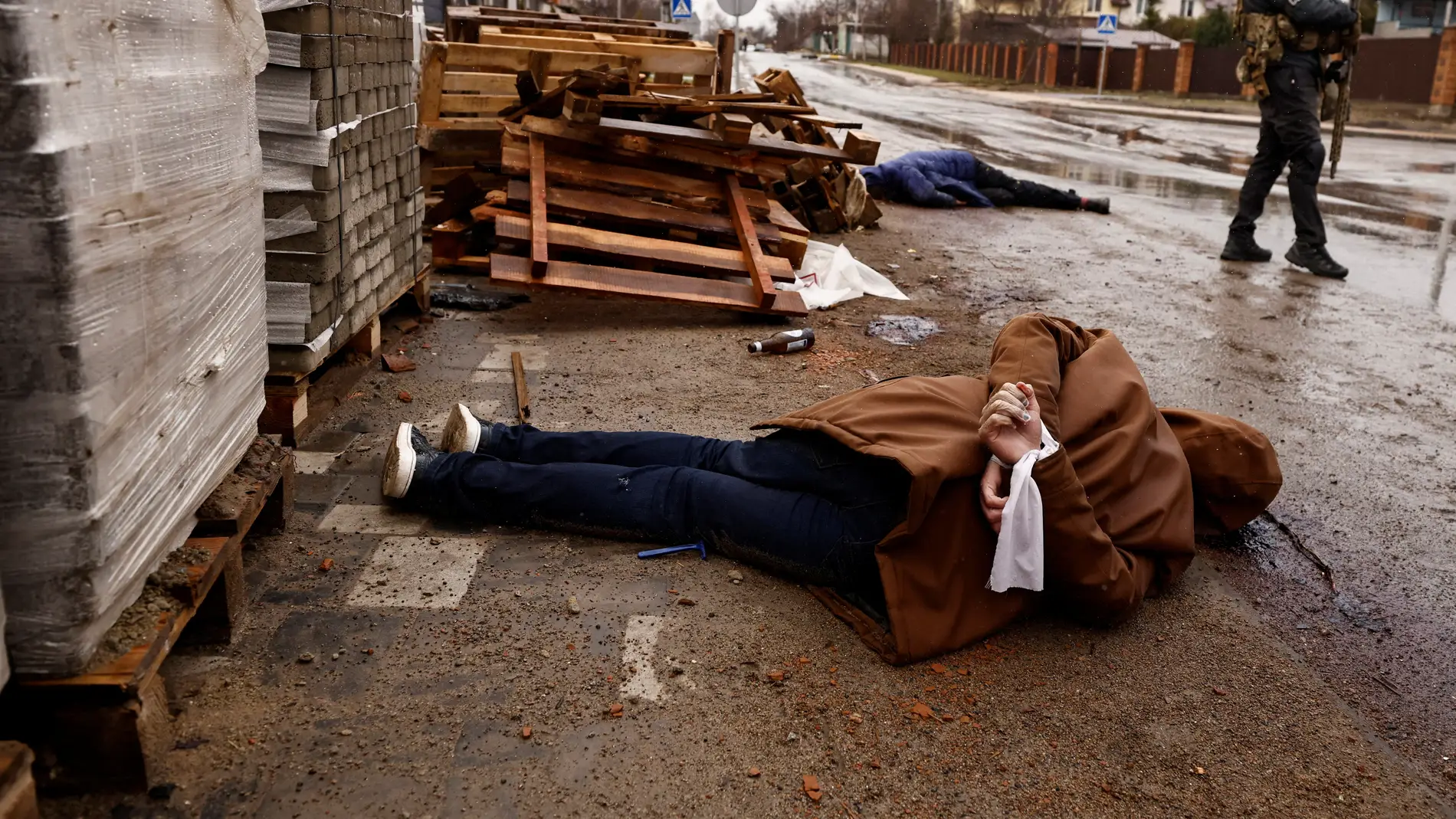Imagen de un cadáver maniatado en las calles de la ciudad ucraniana de Bucha, en las inmediaciones de Kiev