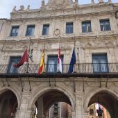 Las banderas ya ondean a media asta tras decretar el Ayuntamiento de Cuenca tres días de luto oficial