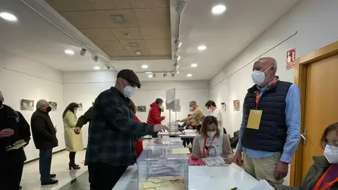 Votación de José Ramón García en la asamblea del PSOE de Gijón Votación de José Ramón García en la asamblea del PSOE de Gijón