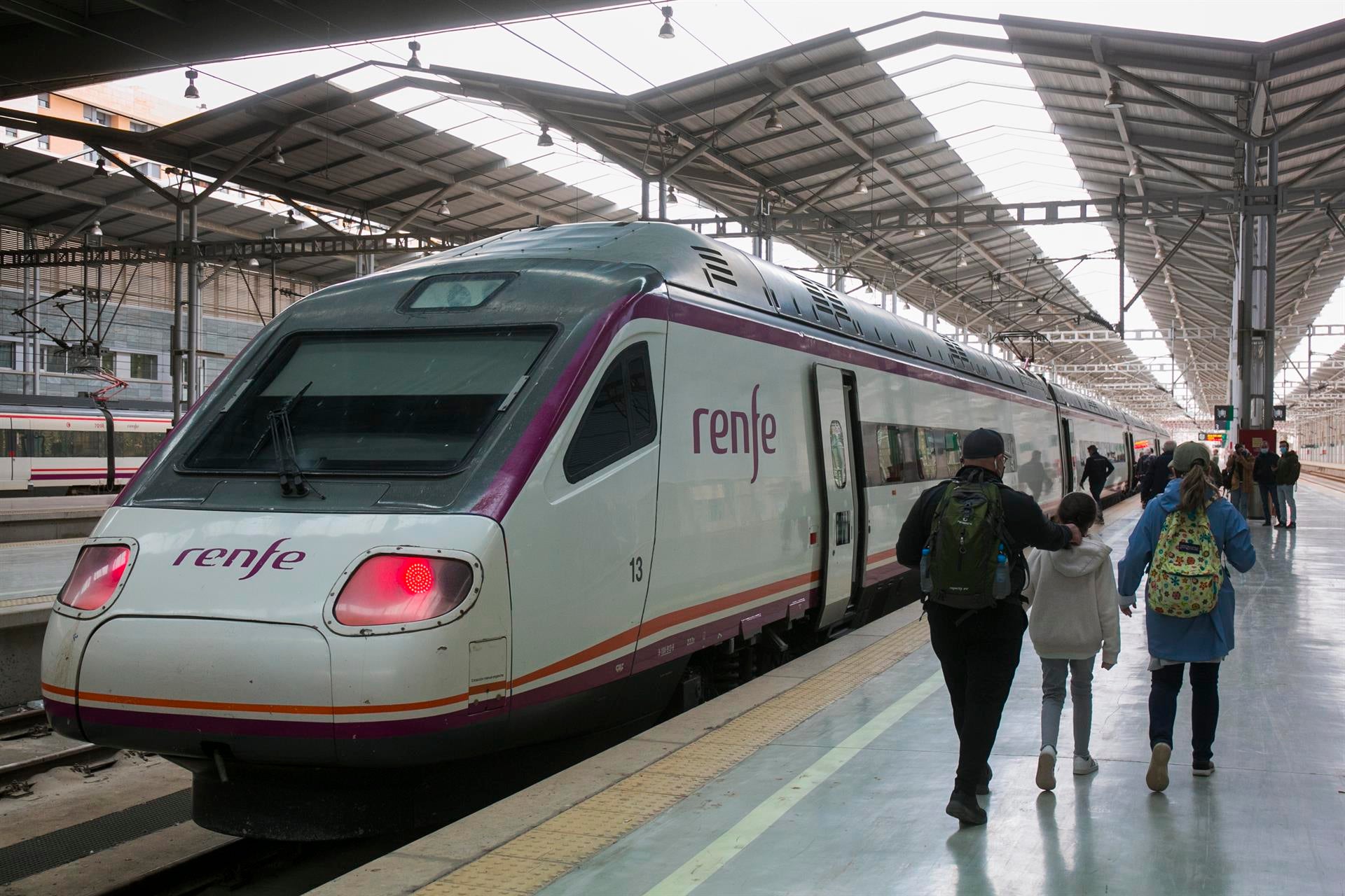 Primer tren directo entre Málaga y Granada: precio y tiempo del trayecto Primer tren directo entre Málaga y Granada: precio y tiempo del trayecto