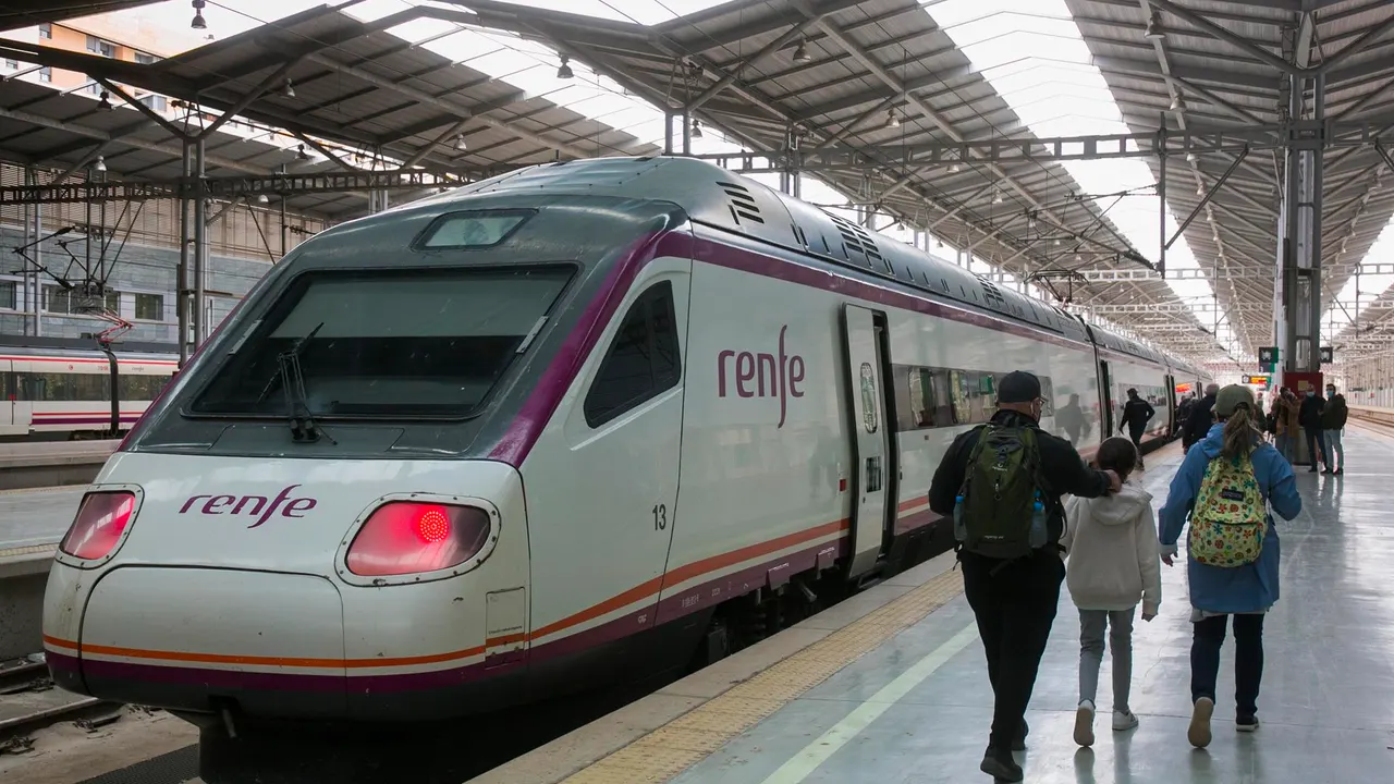 Primer tren directo entre Málaga y Granada: precio y tiempo del trayecto