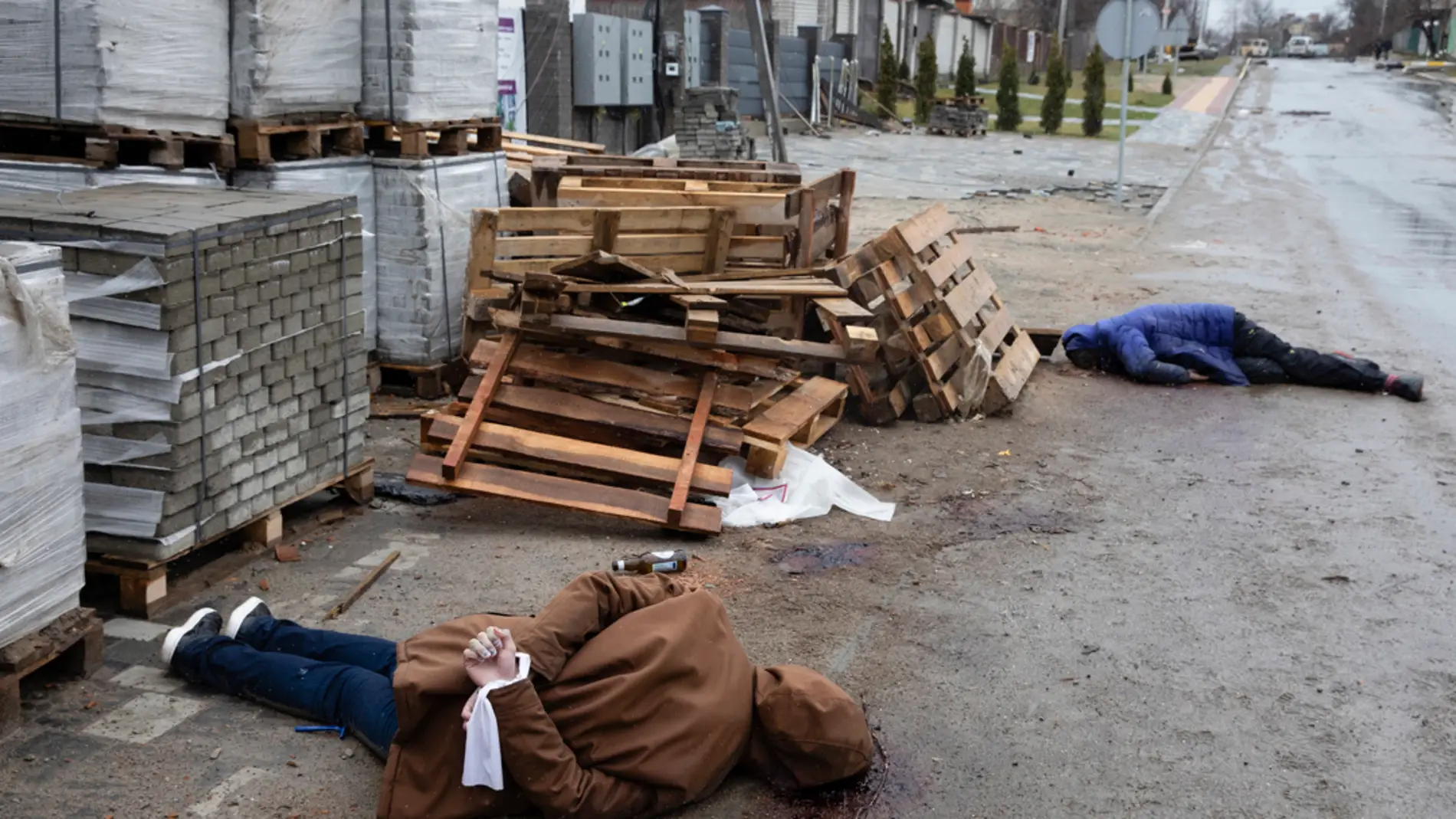 Cadáveres en el suelo en la ciudad de Bucha/ EFE
