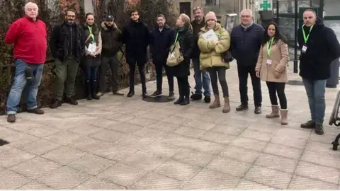 Vox critica el abandono del centro de salud de la Manjoya Visita de Vox Oviedo a la zona de la Manjoya