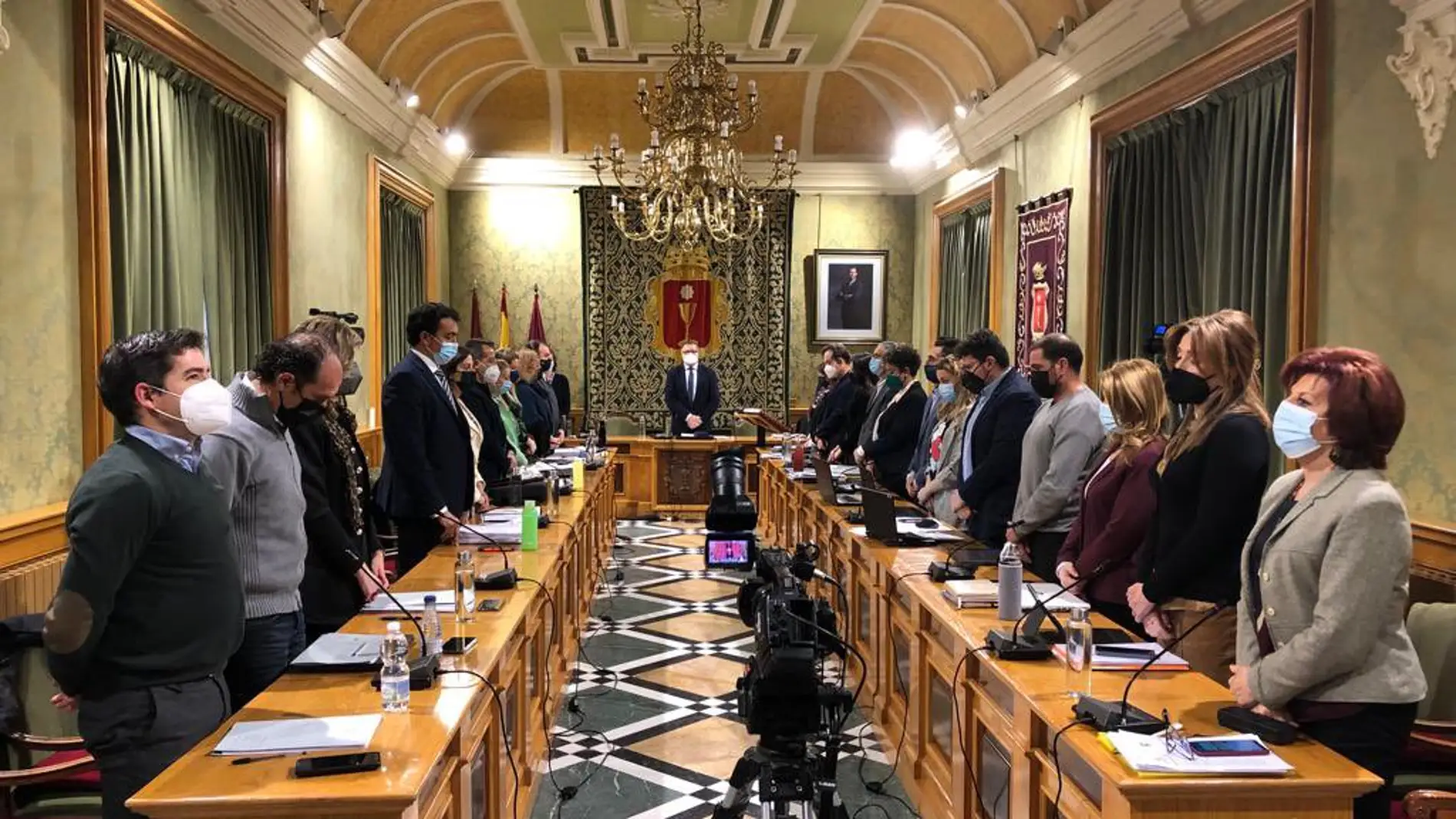 El pleno del Ayuntamiento de Cuenca de este lunes ha guardado un minuto de silencio por las víctimas de violencia de género