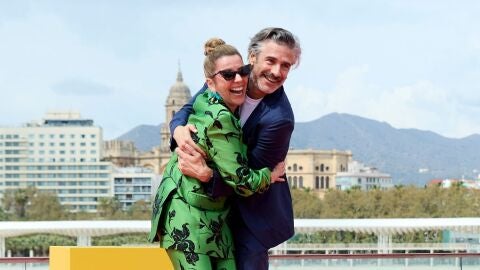 Los actores Leonardo Sbaraglia y Eva Llorach, en el photocall del Festival de M&aacute;laga para presentar '&Aacute;mame'