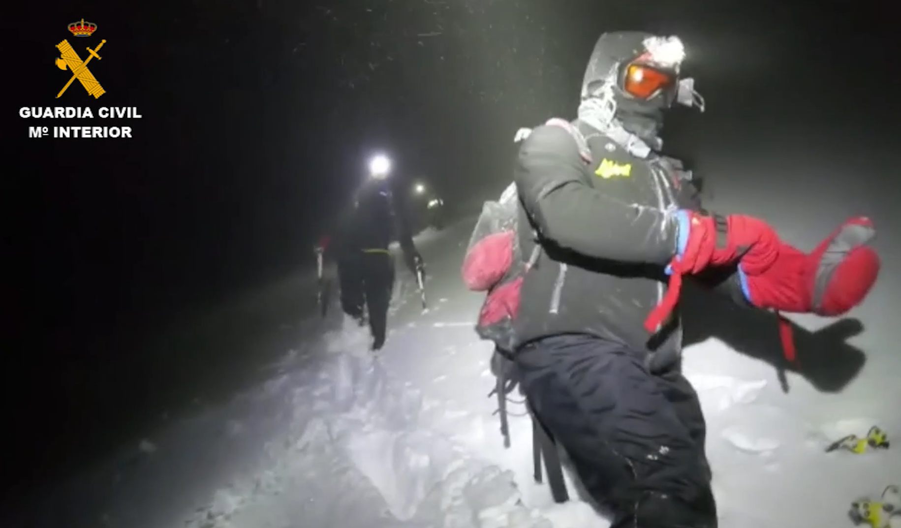 La Guardia Civil rescata a dos montañeros enriscados en Peña Ubiña (San Emiliano) La Guardia Civil rescata a dos montañeros enriscados en Peña Ubiña (San Emiliano)
