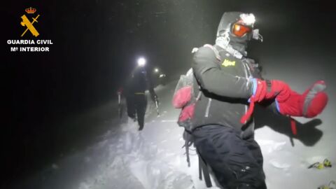Imagen del rescate realizado por la Guardia Civil en San Emiliano (Le&oacute;n). 