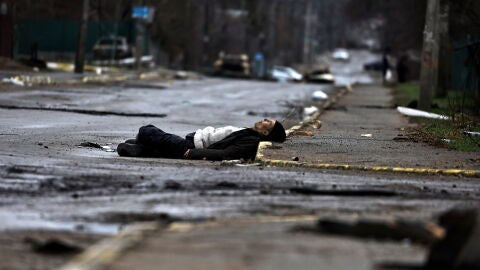 El cuerpo de un civil en una calle de Bucha en Ucrania