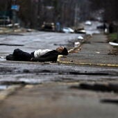 El cuerpo de un civil en una calle de Bucha en Ucrania
