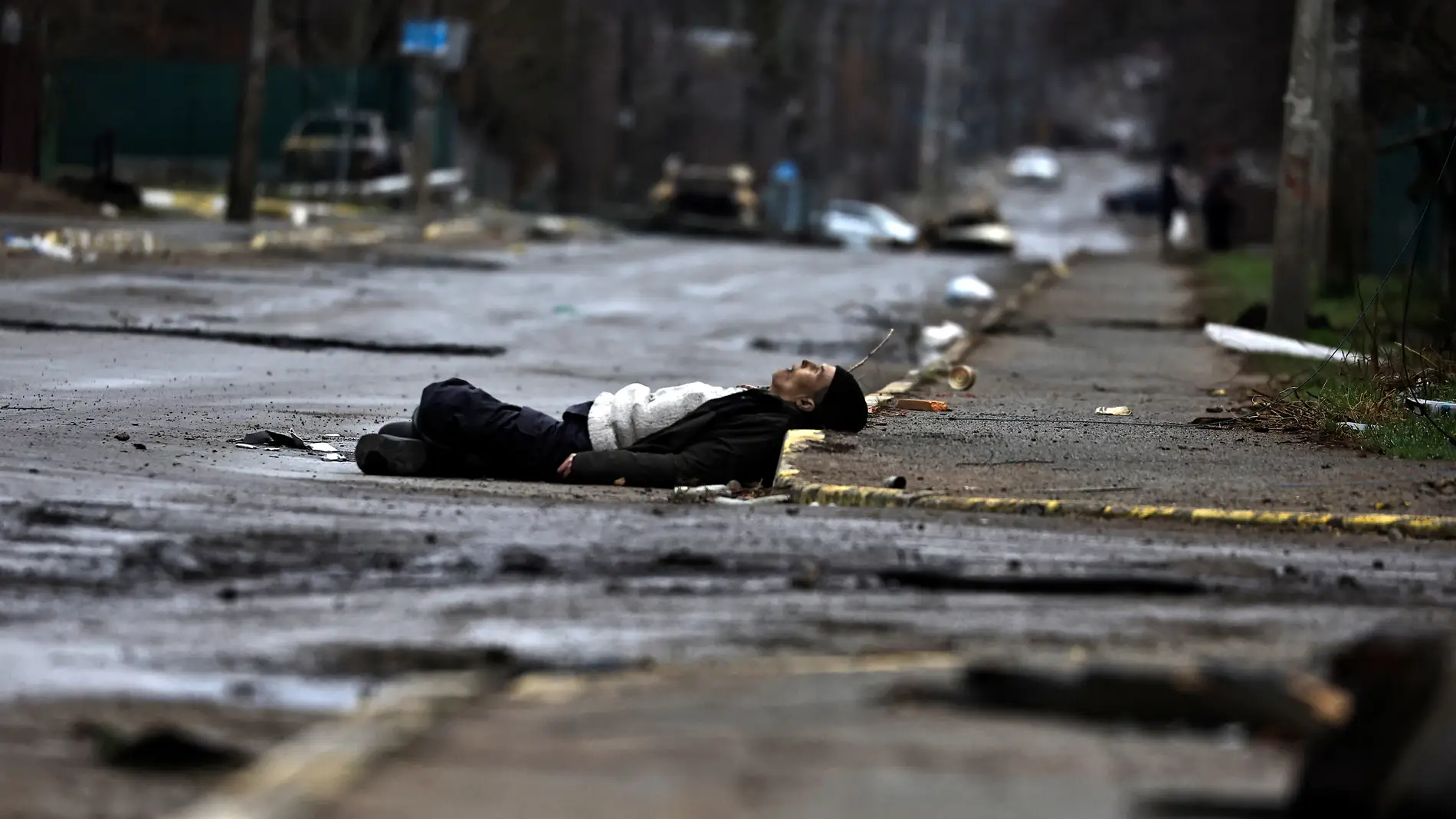 El cuerpo de un civil en una calle de Bucha en Ucrania/EFE