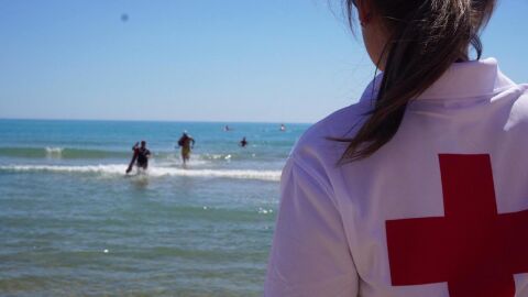 Socorrista de Cruz Roja en una playa de Santa Pola.