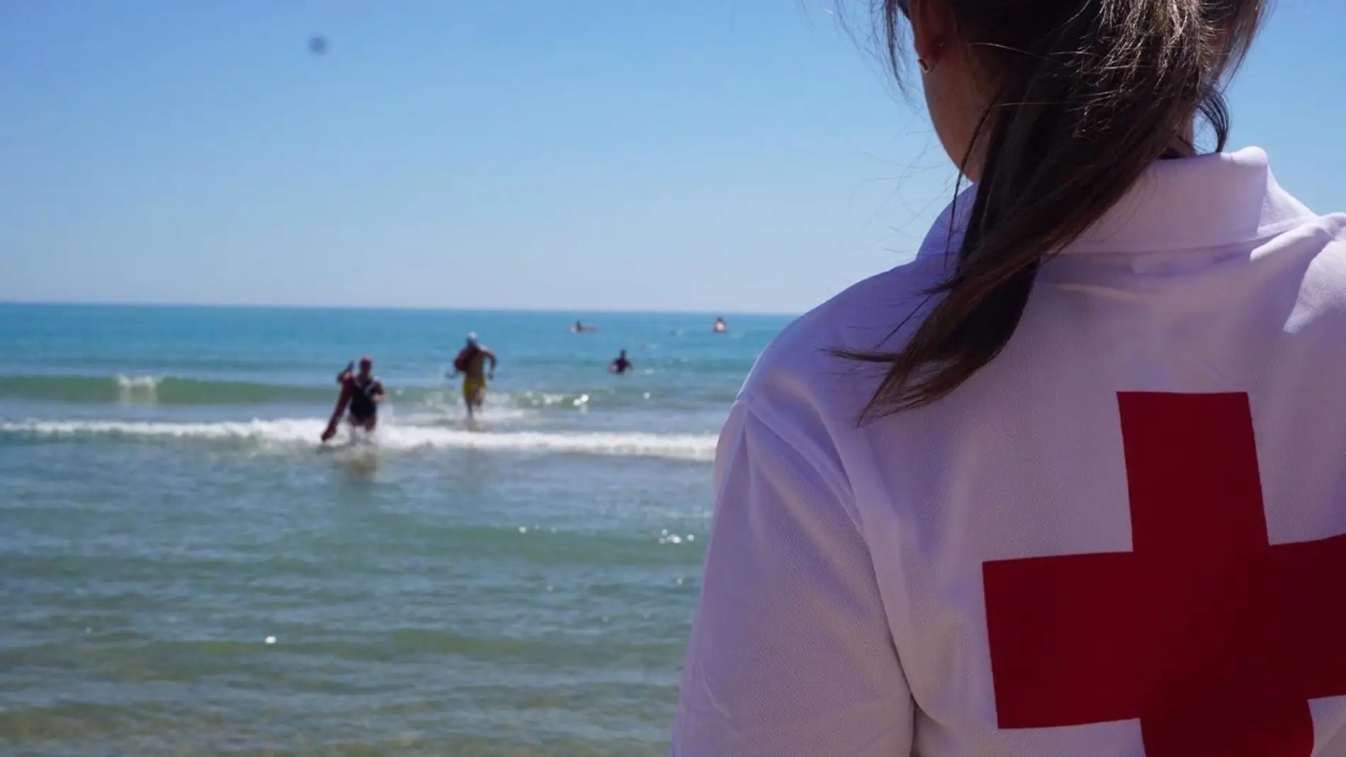 Socorrista de Cruz Roja en una playa de Santa Pola.