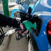 Una persona pone gasolina en una gasolinera el día en que ha entrado en vigor la rebaja de 20 céntimos en el litro de la gasolina, a 1 de abril de 2022. 