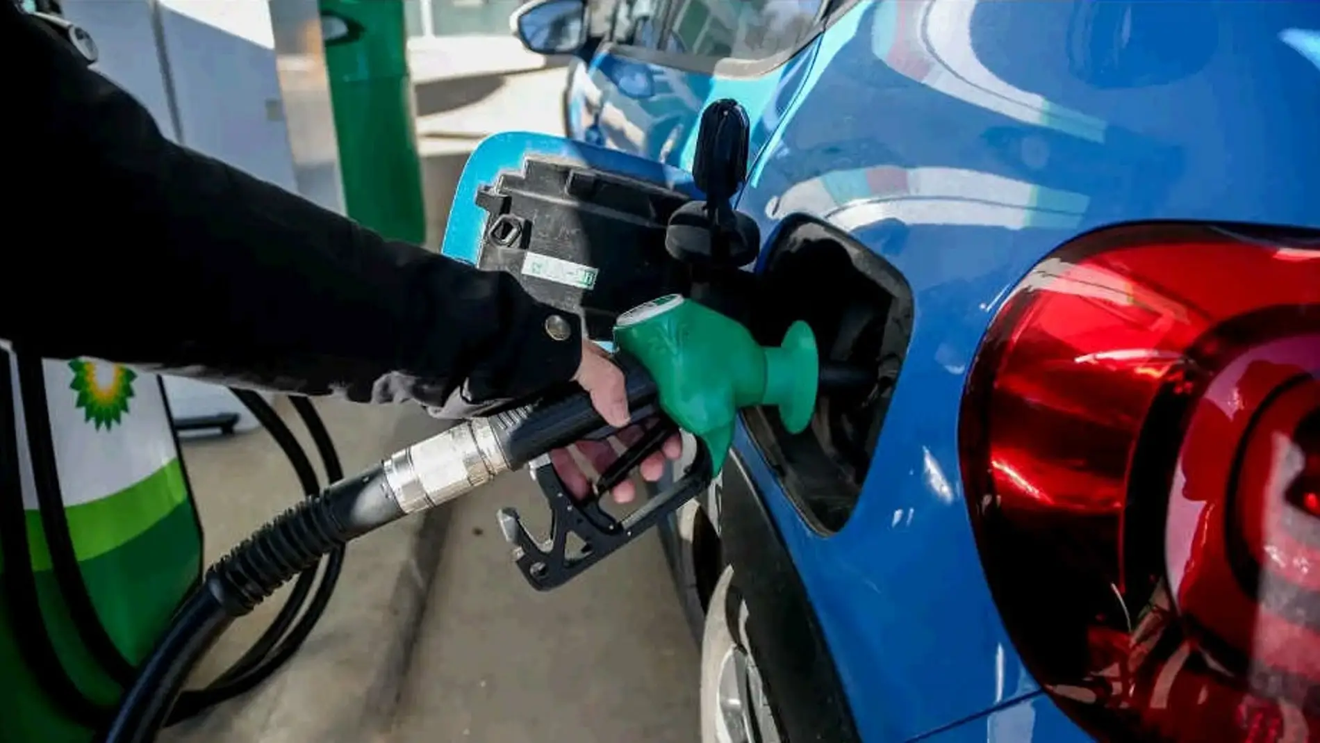 Una persona pone gasolina en una gasolinera el día en que ha entrado en vigor la rebaja de 20 céntimos en el litro de la gasolina, a 1 de abril de 2022. 