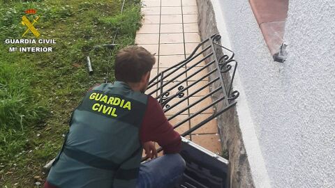 La Guardia Civil investiga uno de los asaltos La Guardia Civil investiga uno de los asaltos