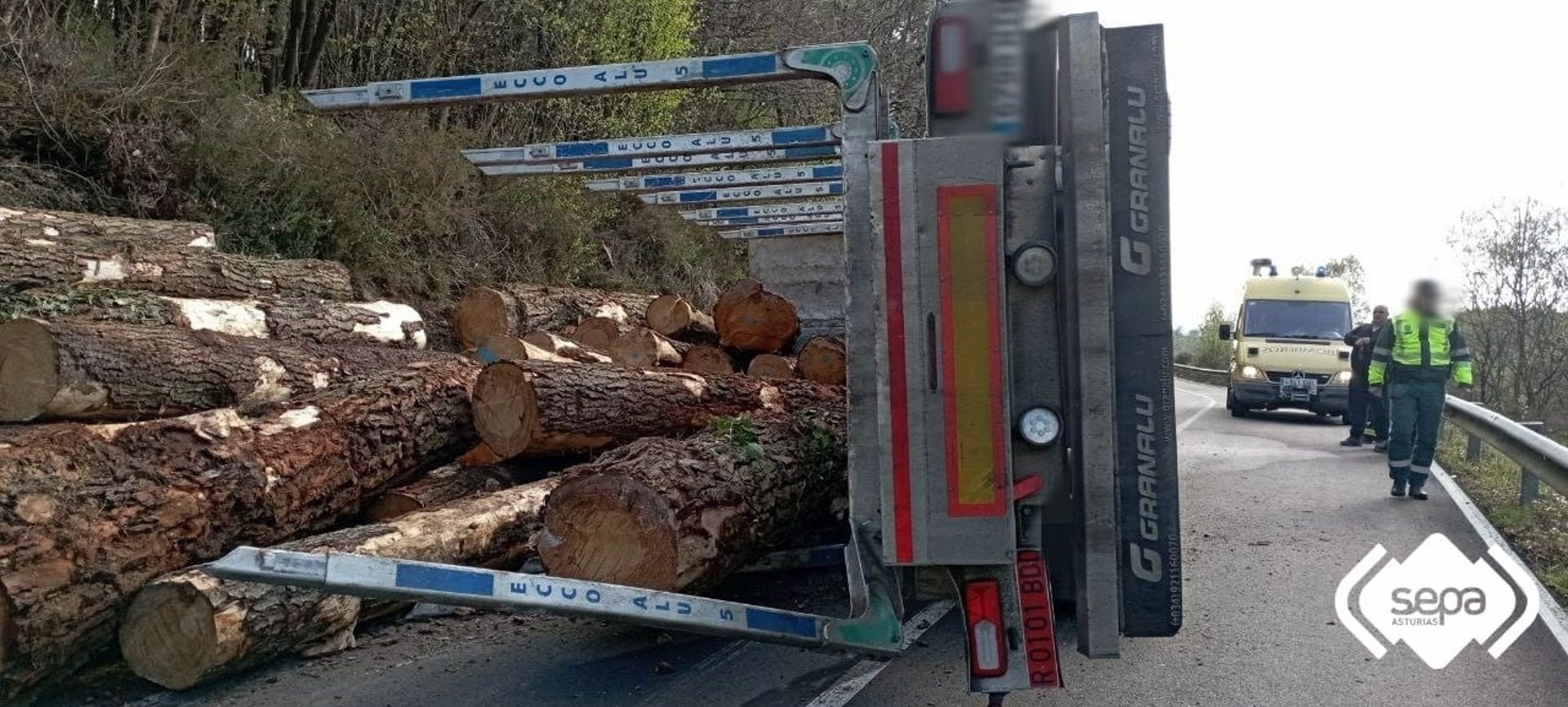 Herido un camionero al volcar en Sariego Herido un camionero al volcar en Sariego