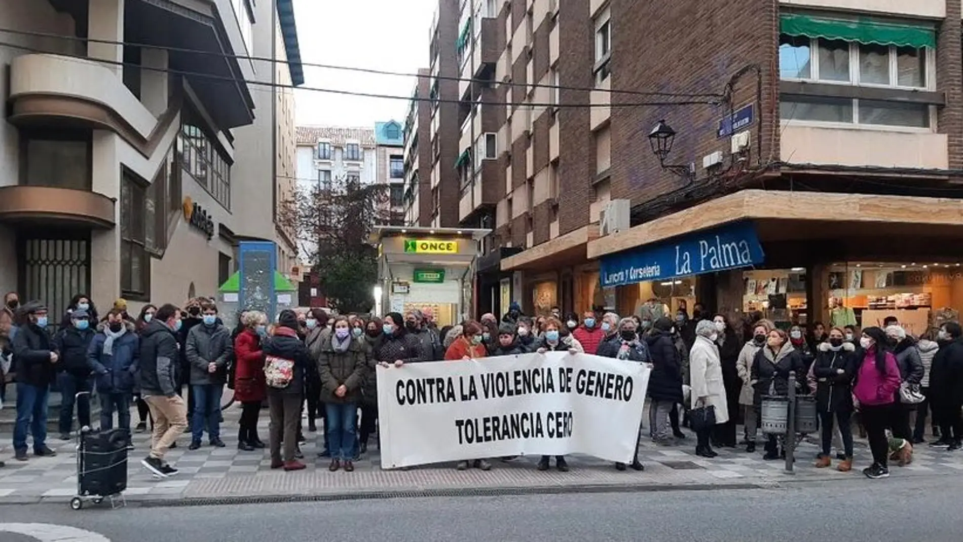 Decenas de personas se concentraron en Carretería este lunes contra la violencia de género