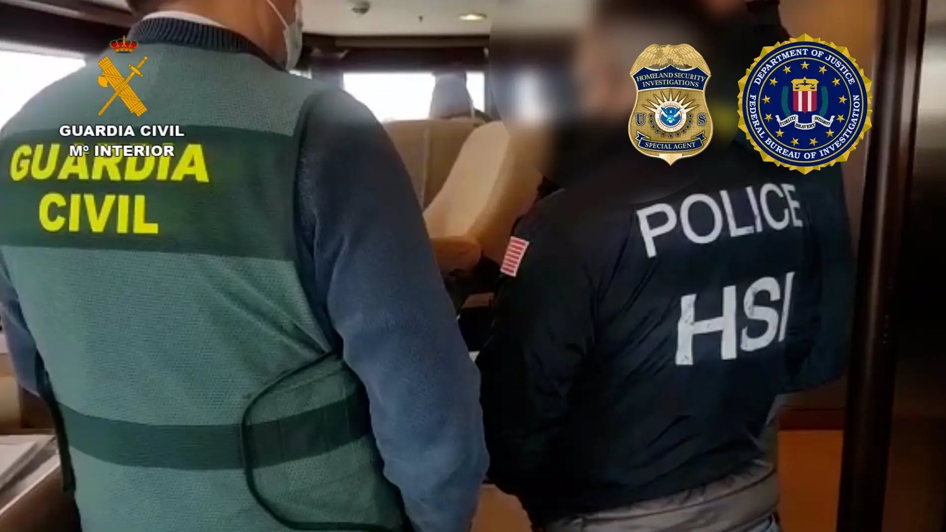 Un agente de la Guardia Civil y otro del FBI durante el registro del yate ruso 'Tango', atracado en Palma. 