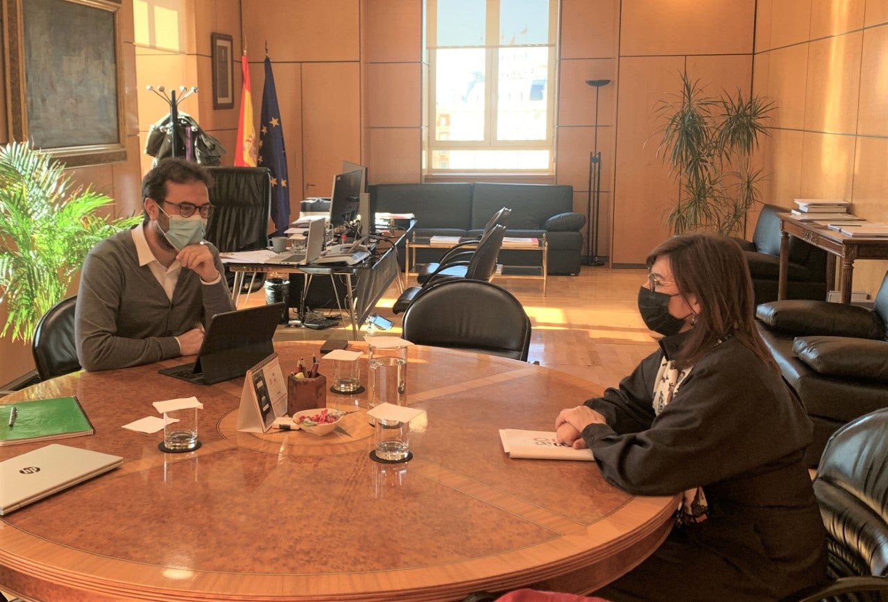 El Gobierno se compromete a colaborar con la Junta y la Diputación para atajar la exclusión financiera El Gobierno se compromete a colaborar con la Junta y la Diputación para atajar la exclusión financiera