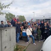 Refugiados ucranianos y conductores en una estación de servicio de Eslovenia