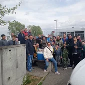 Refugiados ucranianos y conductores en una estación de servicio de Eslovenia Refugiados ucranianos y conductores en una estación de servicio de Eslovenia