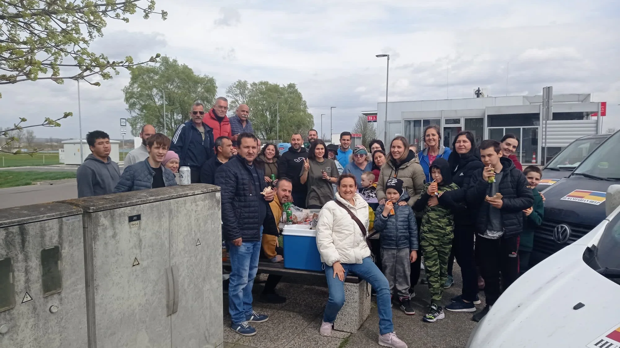 Refugiados ucranianos y conductores en una estación de servicio de Eslovenia Refugiados ucranianos y conductores en una estación de servicio de Eslovenia