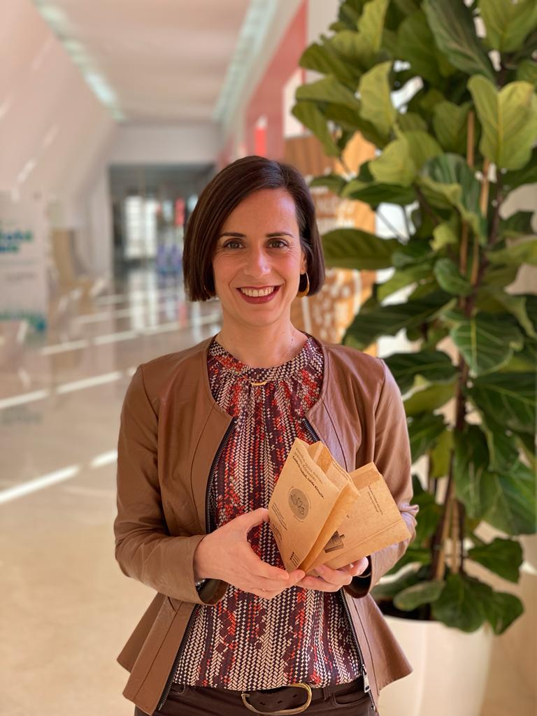 El Ayuntamiento reparte 100.000 ‘pipeleras’ para depositar las cáscaras de pipas durante las procesiones El Ayuntamiento reparte 100.000 ‘pipeleras’ para depositar las cáscaras de pipas durante las procesiones