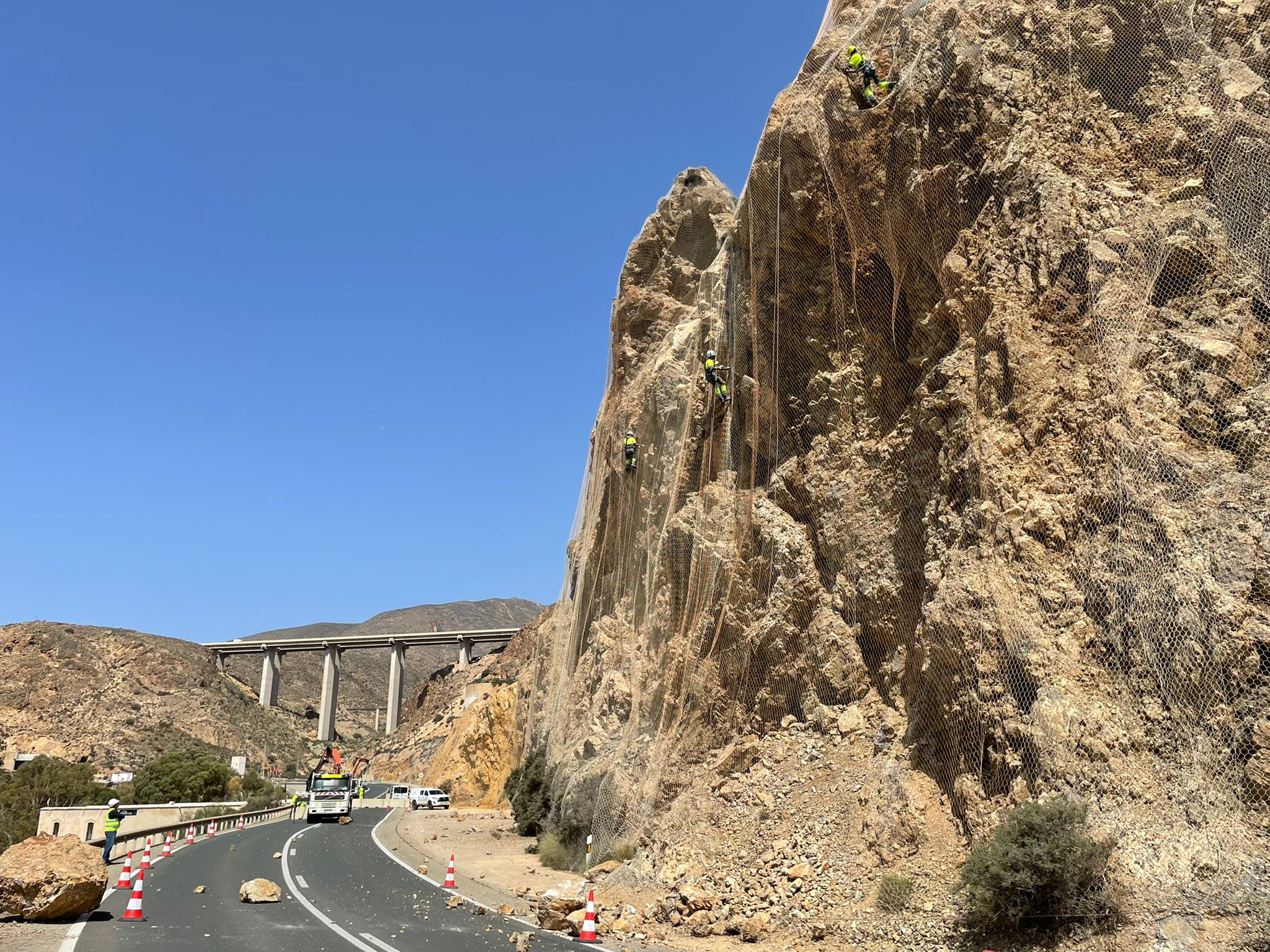 El Gobierno trabaja para abrir de manera parcial la carretera de El Cañarete El Gobierno trabaja para abrir de manera parcial la carretera de El Cañarete
